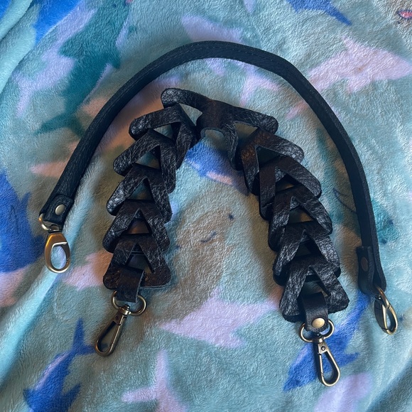 Zaha Large Circle Crossbody - Picture 4 of 4